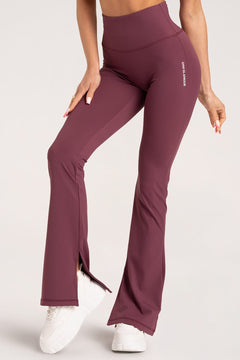 Flare jeans z rozciętą nogawką burgundy