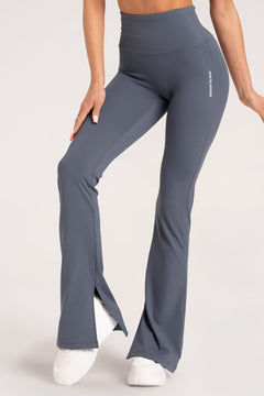Flare jeans z rozciętą nogawką blue